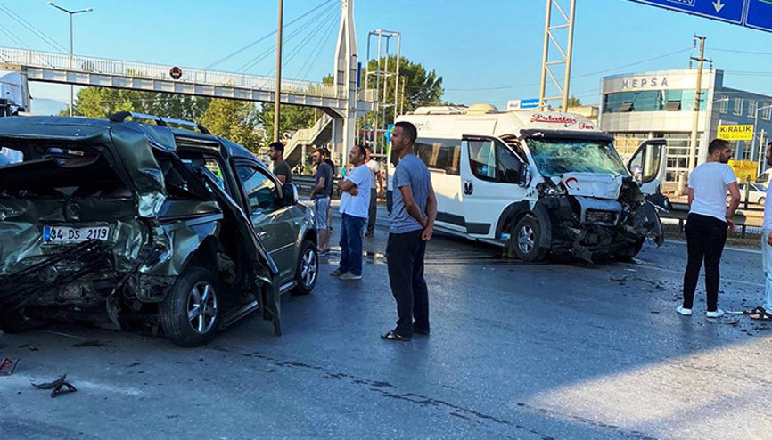 İşçi servisi ile hafif ticari araç çarpıştı: 1 ölü, 2 yaralı