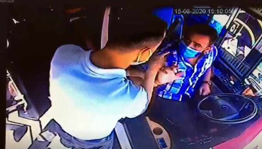 Annesinin kartıyla bindi, fark eden şoföre saldırdı