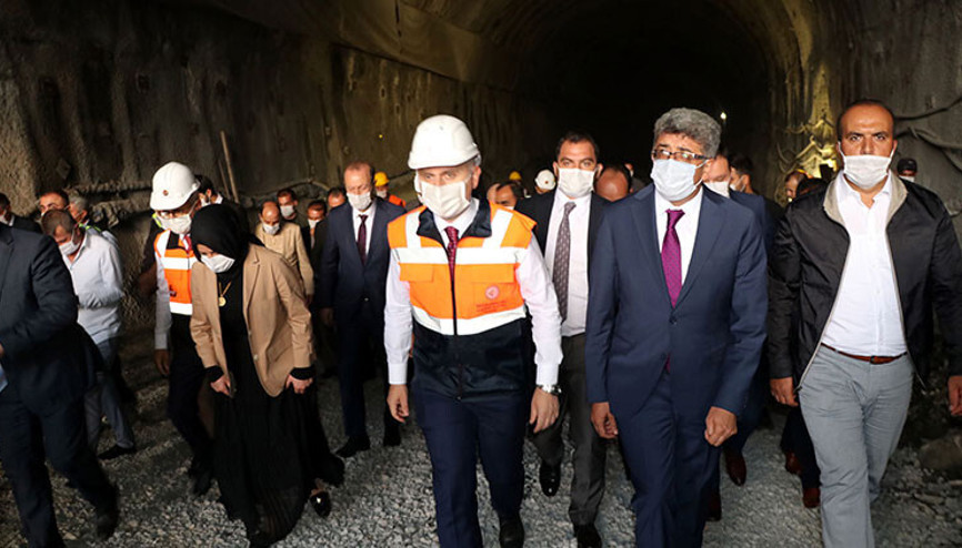 Bakan Karaismailoğlu Van-Hakkari yolunda yapılan Güzeldere Tüneline ziyaret