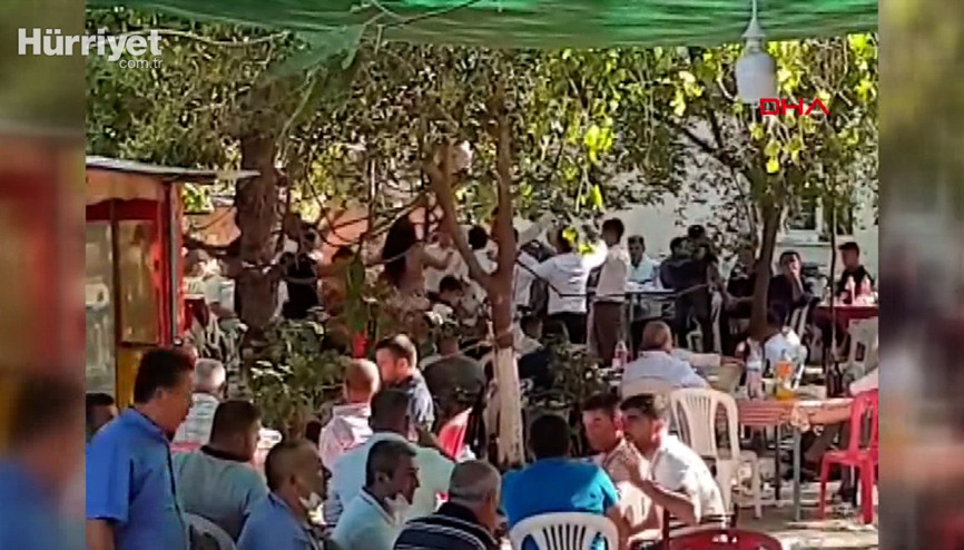 Mahalle meydanında, koronavirüse rağmen dansözlü düğün