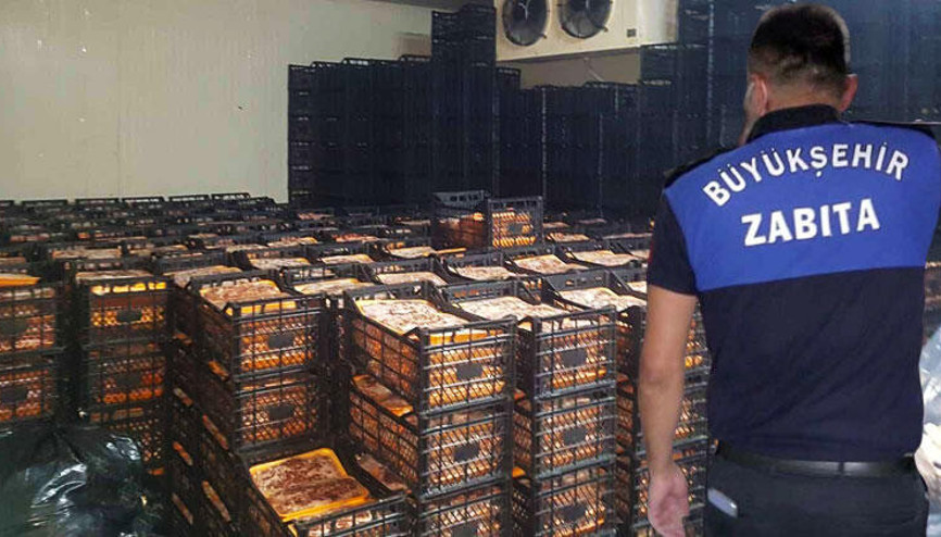 Adanada 38 ton 920 kilo, kokmuş kaçak et ele geçirildi