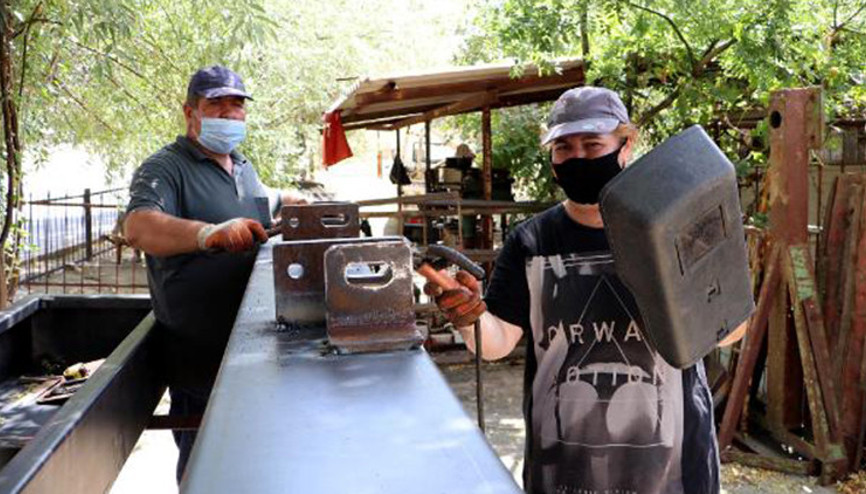 Çırak bulamayan kocasına yardıma gitti, tarım aleti tamir etmeye başladı