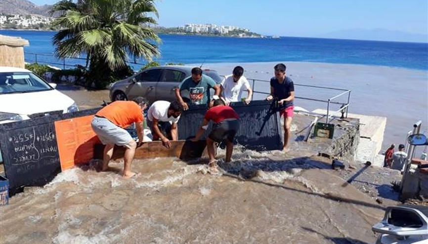 Bodrumda yine su borusu patladı Denizin rengi değişti