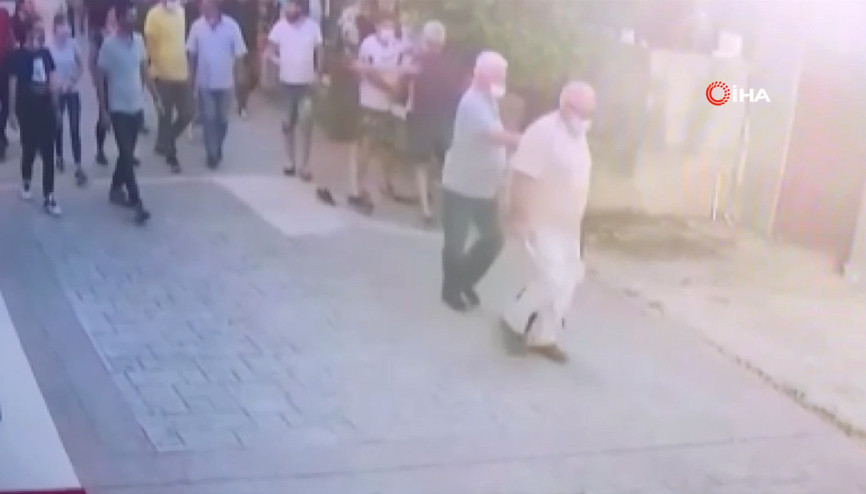 Tartıştığı kadınlara bıçak çeken şahsı yaptığına böyle bin pişman ettiler