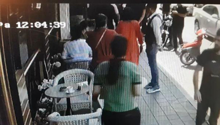 Fatihte kafe önünden geçerken çanta çalan şüpheli kamerada