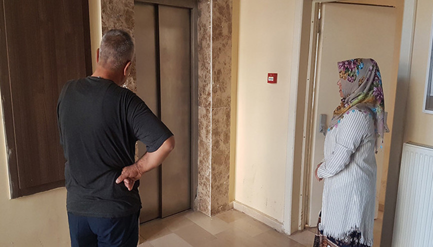 Apartmanda asansör düştü, görevli yaralandı