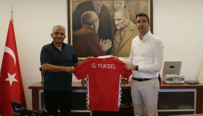 Moldova Milli Takım Teknik Direktörü Engin Fırattan, Başkan Gökhan Yüksele forma jesti