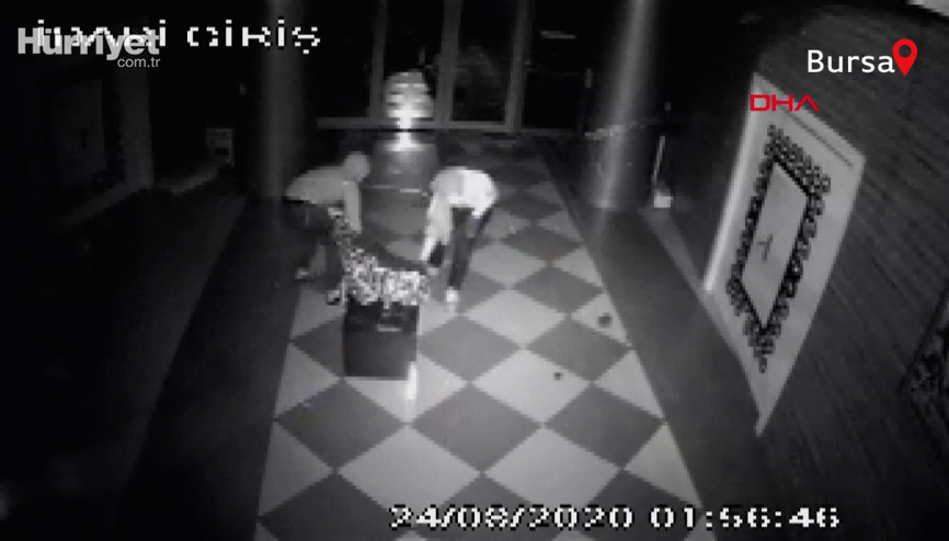 İçinde yüz binlerce lira olan çelik kasayı taşıyamayınca, sürükleyerek çaldılar