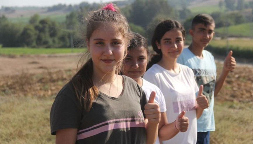 Ceyhanda tarlada çalışıp çobanlık yapan öğrenciler fen lisesini kazandılar