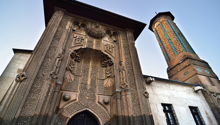 Görenleri tarihte yolculuğa çıkaran eser: İnce Minareli Medrese