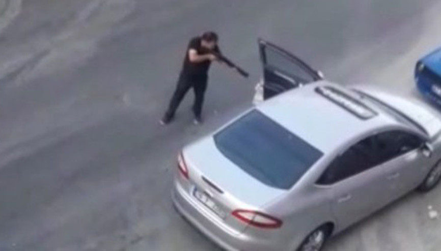 Trafik ışıklarında pompalı tüfekle dehşet saçtı Trafik ışıklarında pompalı tüfekle dehşet saçtı