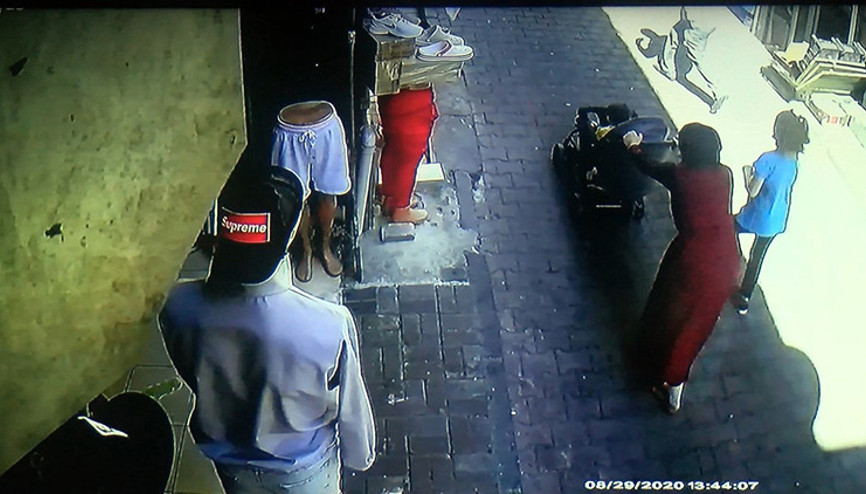 Yolcu minibüsü ara sokakta bebek arabasına çarptı