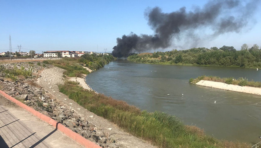 Sakaryada çıkan çöplük yangınına müdahale ediliyor