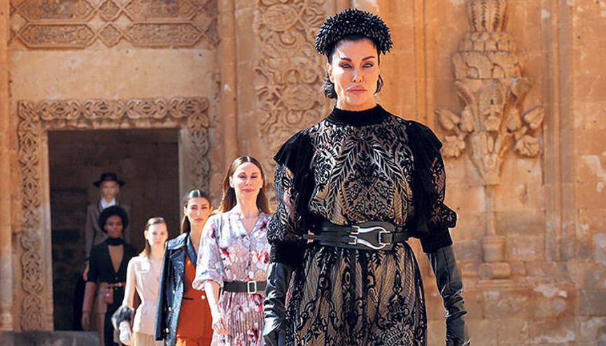 Tarihi sarayda defile