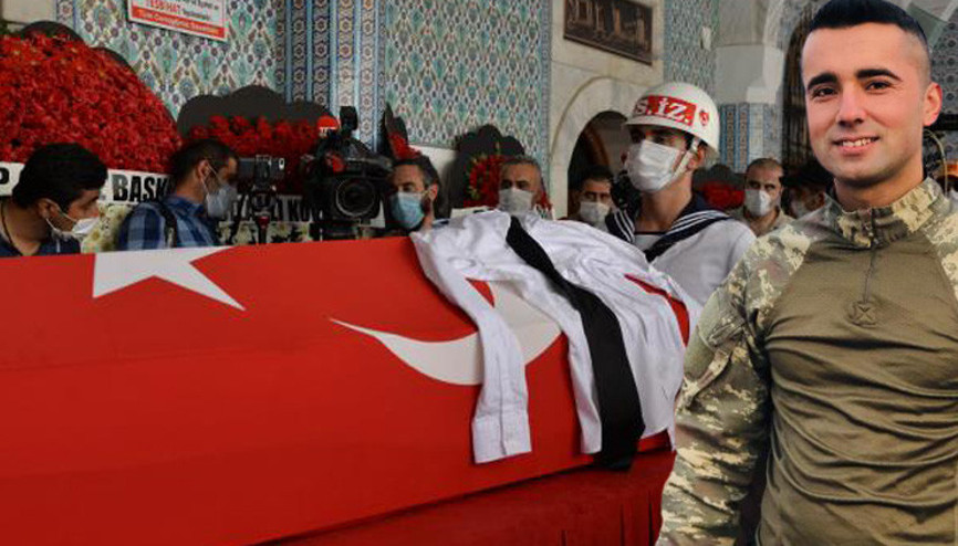 Şehit Uzman Çavuş İdris Şahin nişan kıyafetleri ile son yolculuğuna uğurlandı Şehit Uzman Çavuş İdris Şahin nişan kıyafetleri ile son yolculuğuna uğurlandı