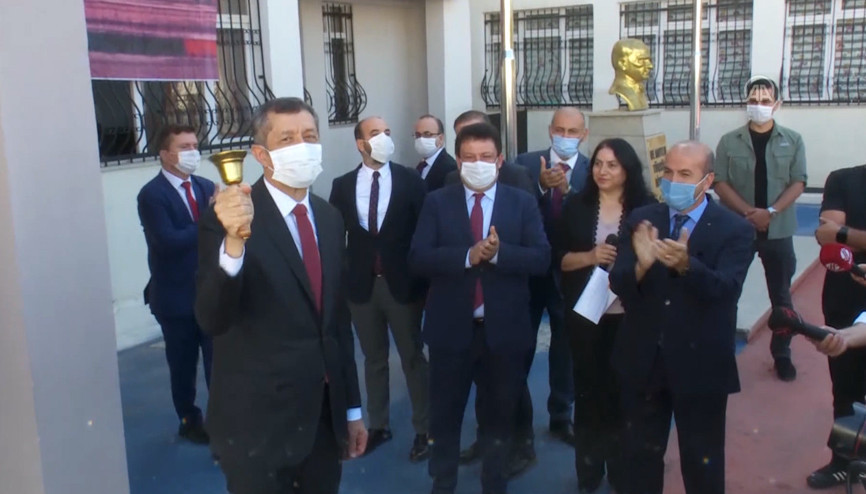 Milli Eğitim Bakanı Ziya Selçuk ilk ders zilini çaldı