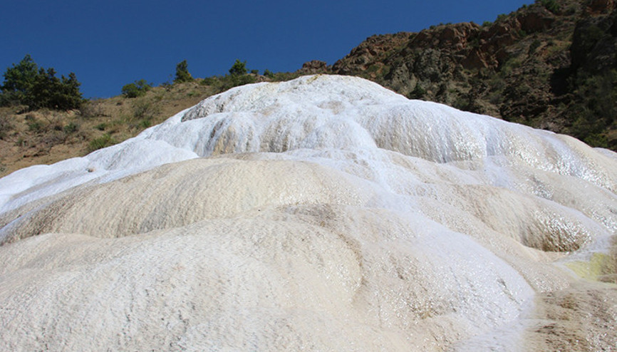 Oltuda Pamukkaleyi andıran görüntüler... Şifalı olduğuna inanlar tarafından ilgi görüyor