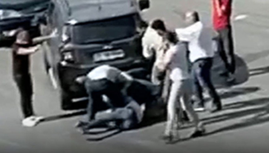 Sürücülerin “yol vermedin” kavgası kamerada