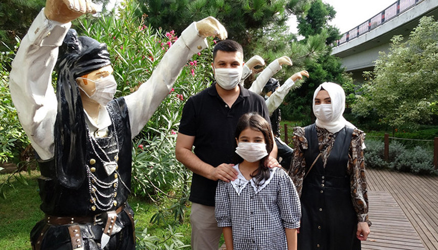 9 yaşındaki Berrin, tedbirlere dikkat çekmek için heykellere maske takıyor