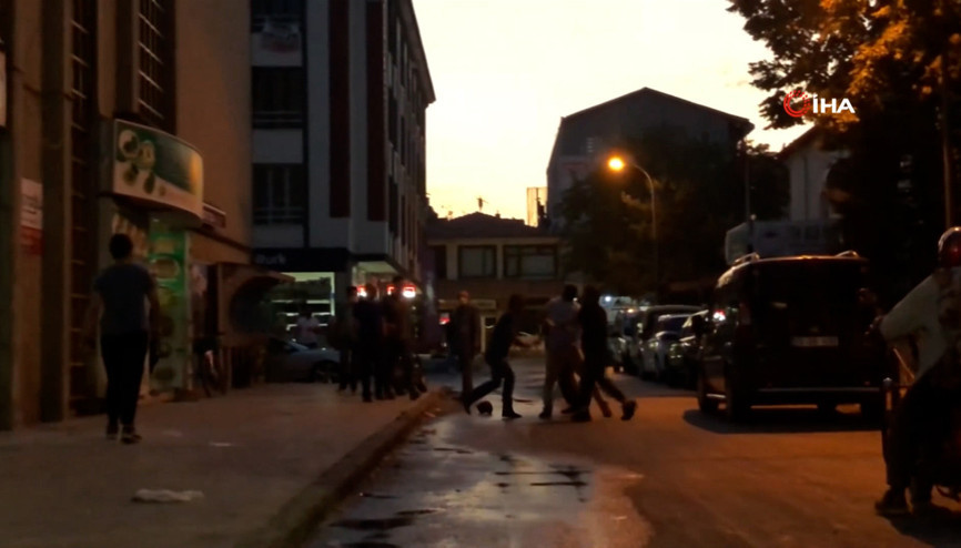 Sokak bir anda ringe döndü Küfür kavgası kamerada