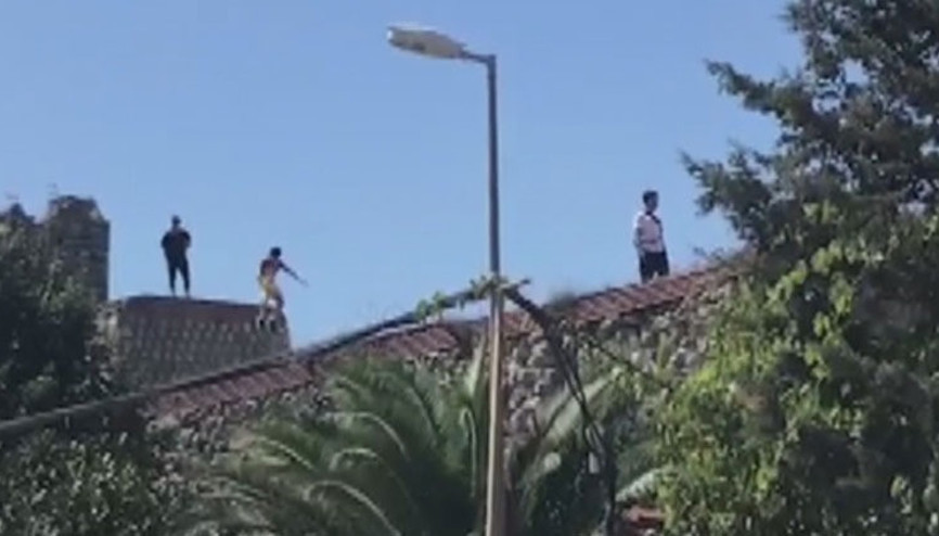 Fatihte gençlerin surlardaki tehlikeli oyunu kamerada