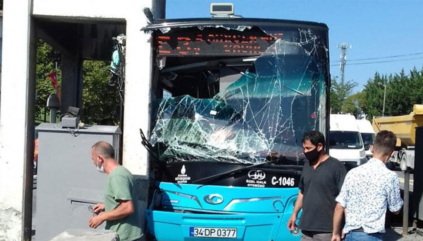 Son dakika haberler... Otobüs Kurtköy gişelerine çarptı