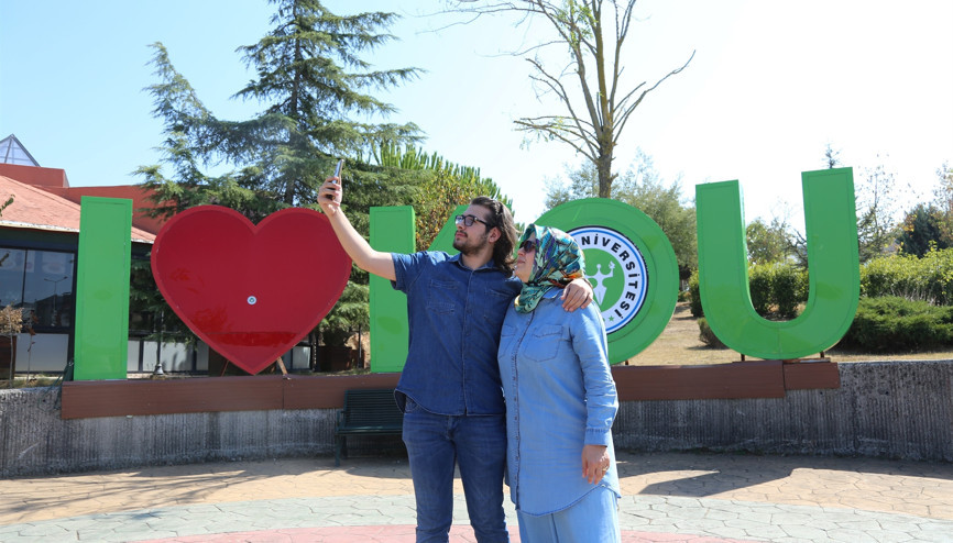 Anne ve oğul aynı kampüste