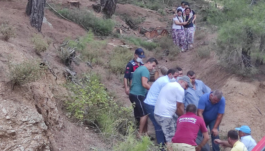 Orman işçisi, kestiği ağacın altında kalarak öldü