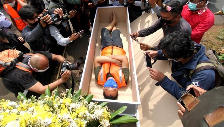 Endonezyada görülmemiş olay Canlı canlı tabuta girdiler