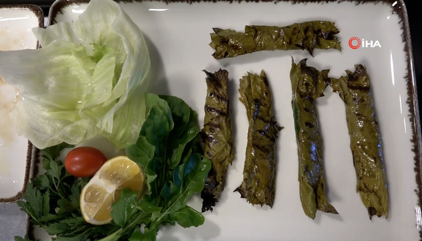 Çanakkaleli aşçı asma yaprağında sardalyanın tarifini anlattı