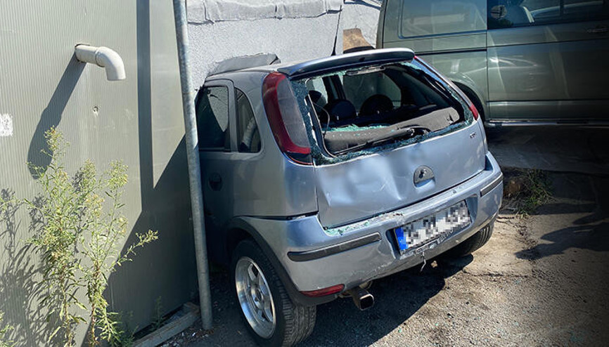 Üsküdarda çekicinin çarptığı otomobil kebapçıya girdi Üsküdarda çekicinin çarptığı otomobil kebapçıya girdi