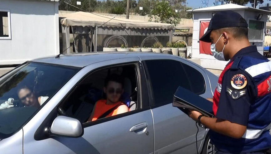İzolasyonda olması gerekirken, Antalyaya tatile giderken yakalandı