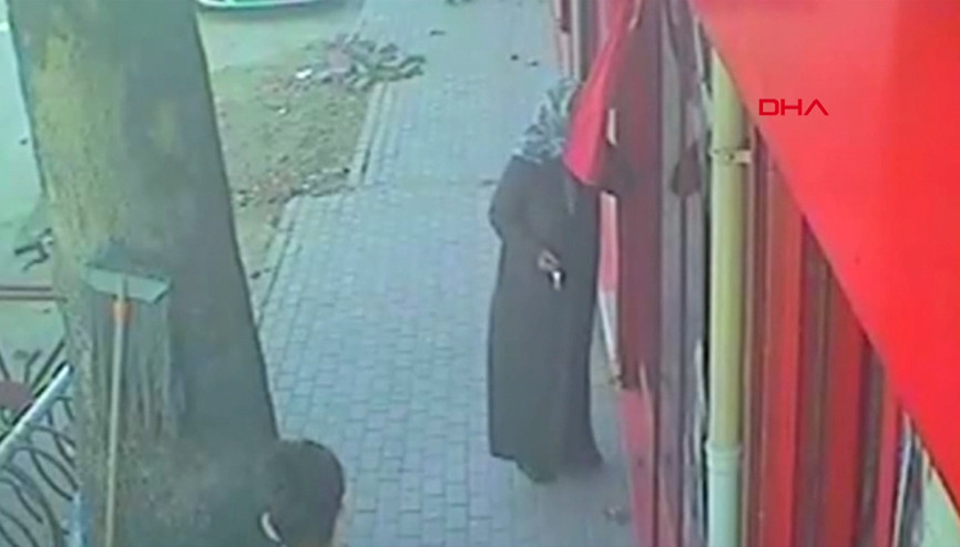 Kafe önündeki Türk bayrağını öperek alnına koyan kadın, izleyenleri duygulandırdı