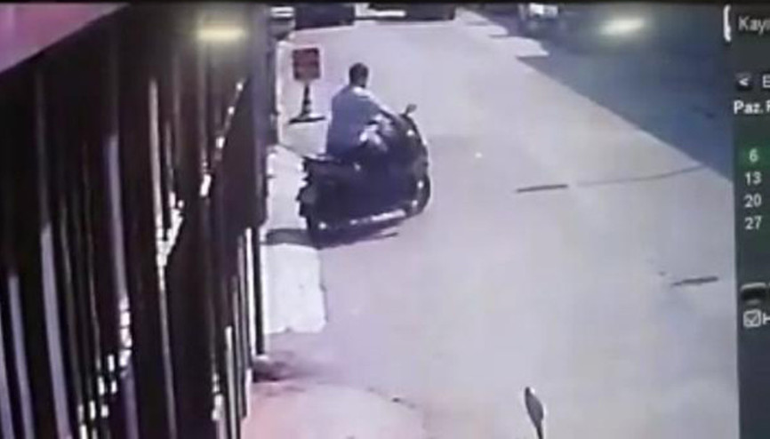 Dükkan önünden motosiklet hırsızlığı kamerada