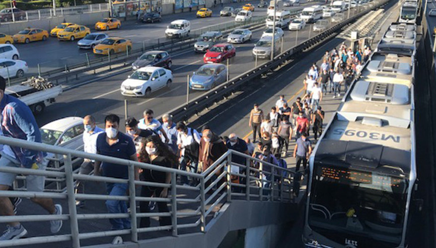 Cevizlibağda duraklarda ve üst geçitte yoğunluk görüntülendi