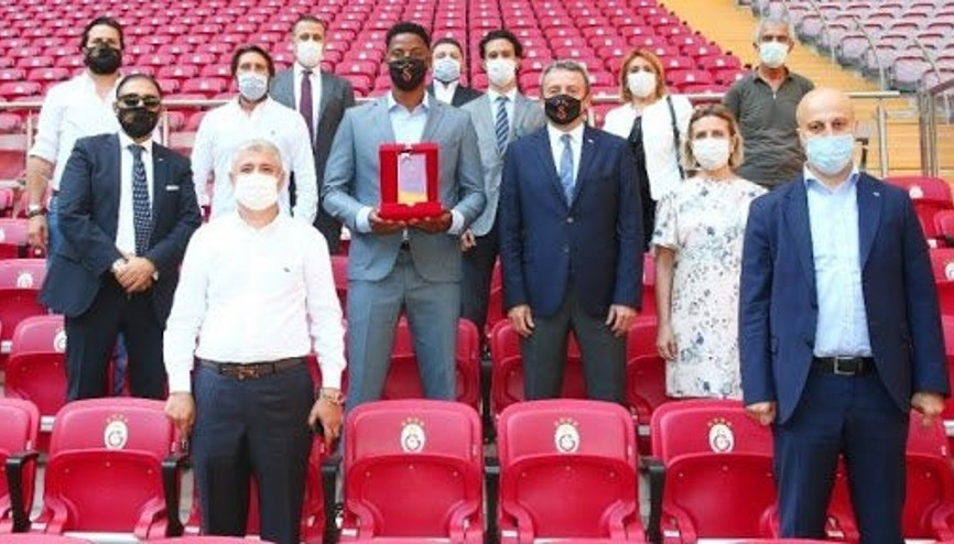 Galatasarayda Yılın Sporcusu Ryan Donk 1905 GSYİAD seçti...