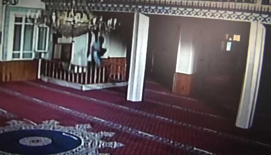 Esenyurtta camiden ses sistemi çalan hırsız kamerada