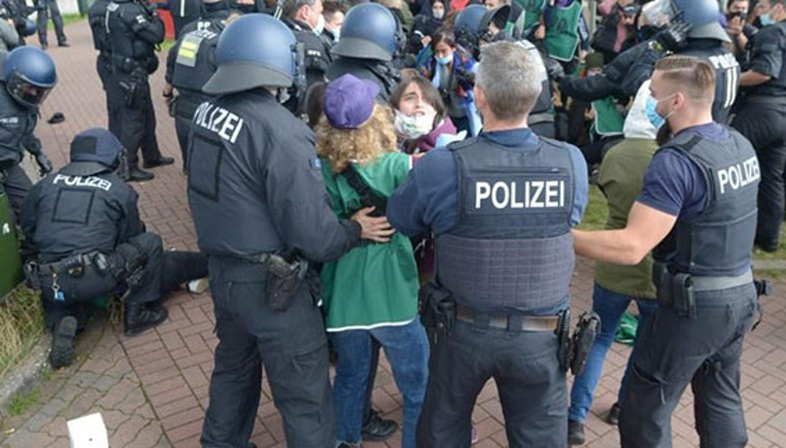 Trene biletsiz binince yakalanan PKK sempatizanları polise saldırdı