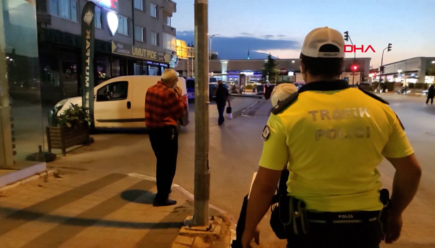 Pes dedirten anlar Maske cezası alan yaşlı adam, maskesini çıkartıp yoluna devam etti