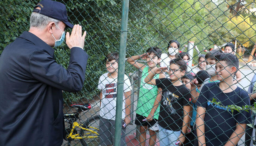 Akar ve komutanların çocuklarla samimi sohbeti