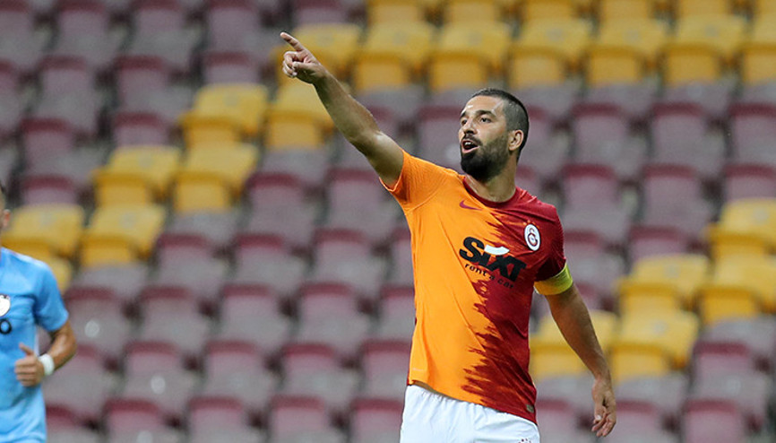 Galatasarayda kaptan Arda Turan ilk maçta güven verdi