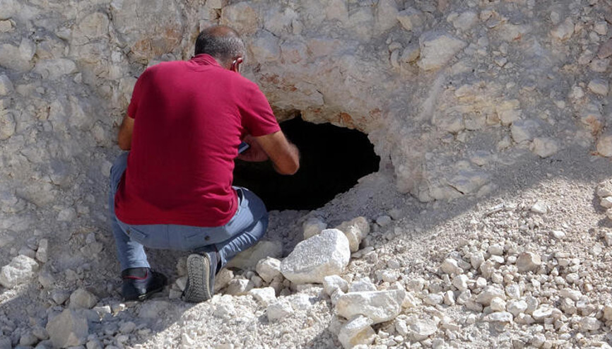 Vanda yol çalışmasında Urartular dönemine ait 2 kaya mezarı bulundu