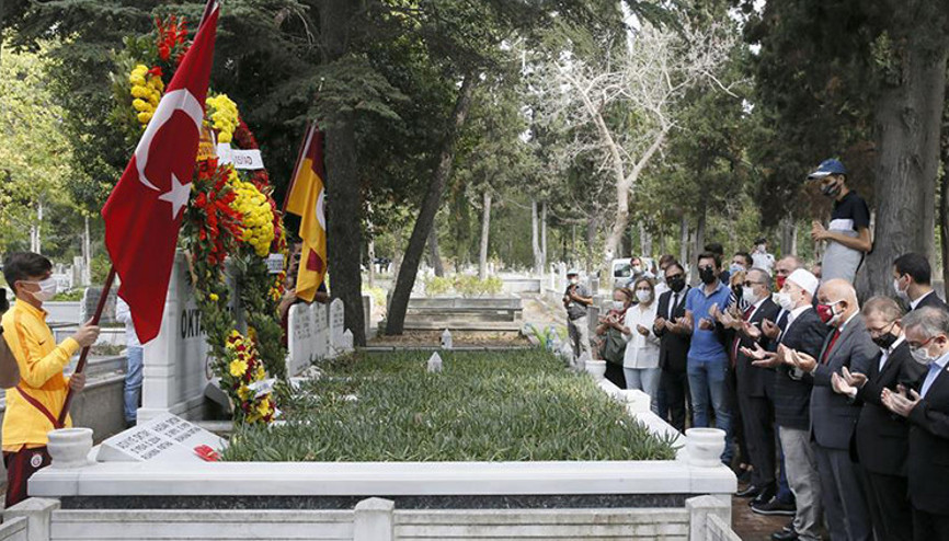 Galatasarayın efsane ismi Metin Oktay, kabri başında anıldı
