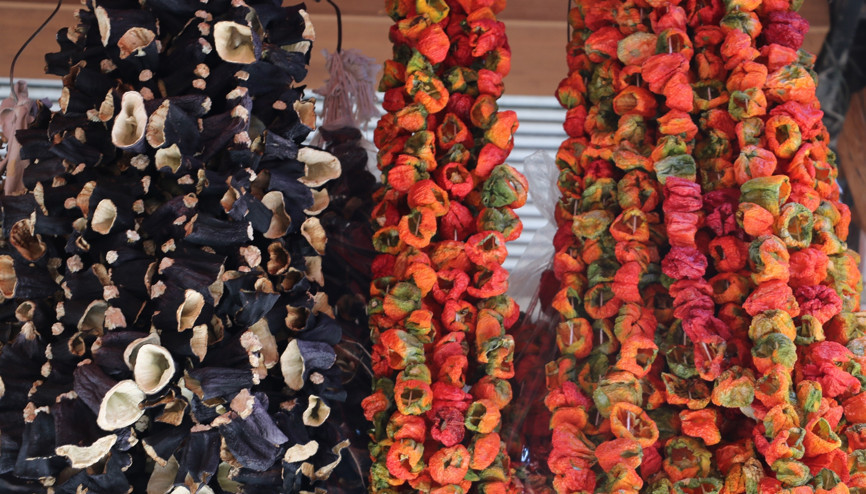 Urfada kurutmalıklar tezgaha indi çarşılar renk cümbüşüne döndü