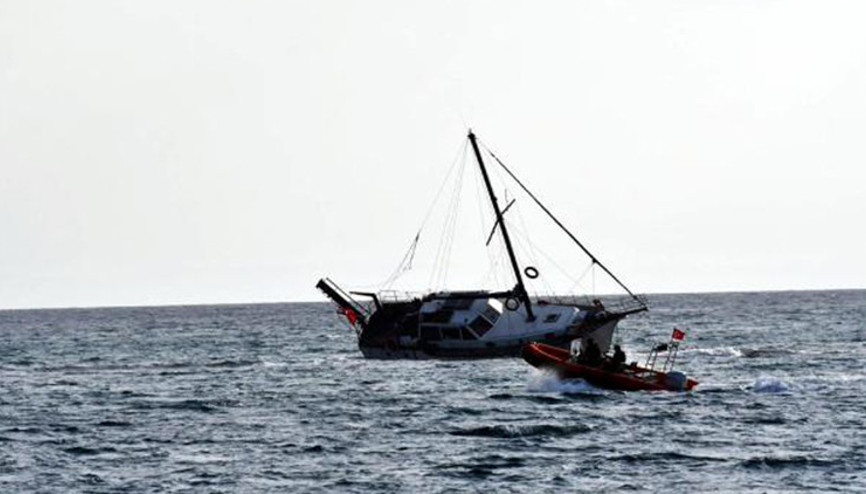 Tekirdağda yat kayalıklara çarptı; 2 kişi kurtarıldı