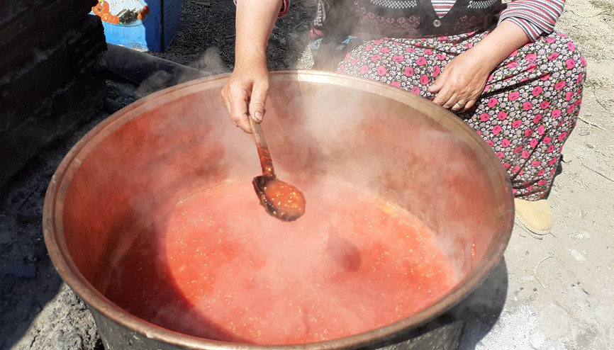 Çorumlu kadınların kışlık domates konservesi mesaisi