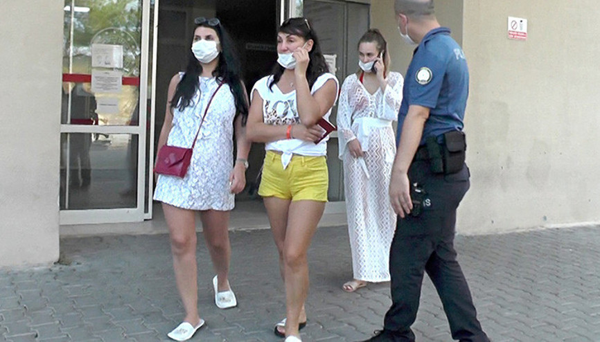 Otelde turistlere maske uyarısı yapan hemşireye şok Otelde turistlere maske uyarısı yapan hemşireye şok