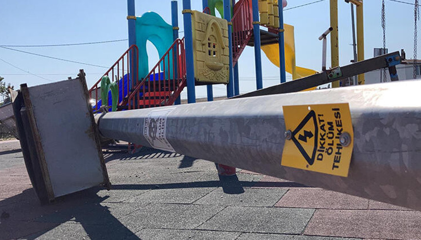 Parkta oynarken üzerine aydınlatma direği düştü