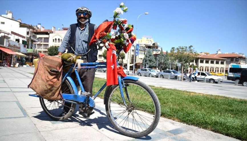 Bayrak ve çiçeklerle süslediği yol arkadaşının 30 yıldır pedalını çeviriyor