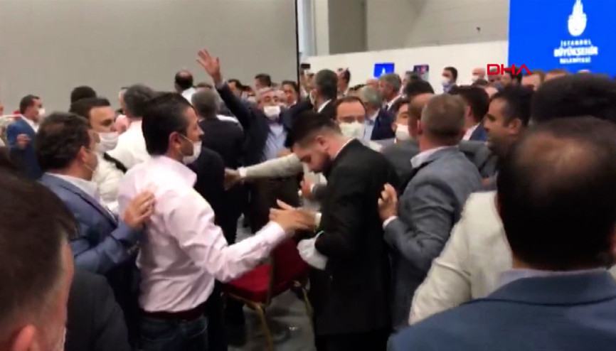 İBB Meclis toplantısında kavga